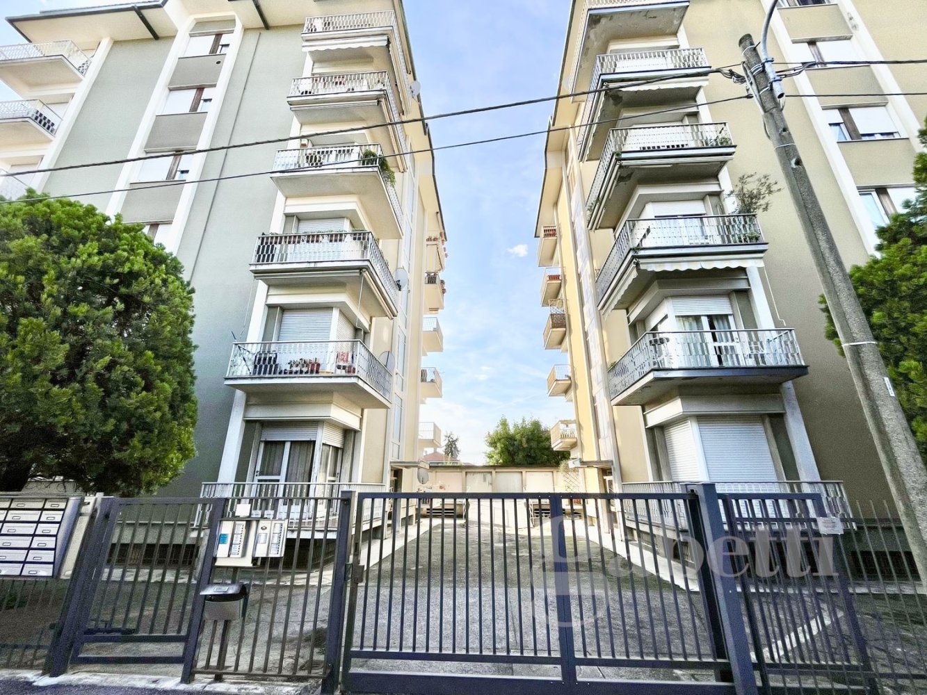 3 bedrooms Apartment in Busto Arsizio, Italy No. 391388