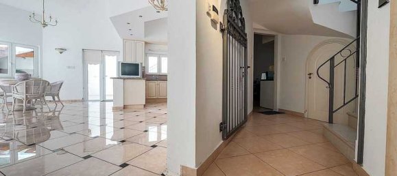 Villa de 5 dormitorios en Tala, Cyprus No. 6484 2