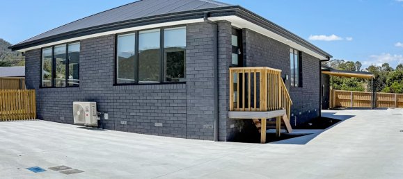 3 bedrooms House in New Norfolk, Australia No. 950 2