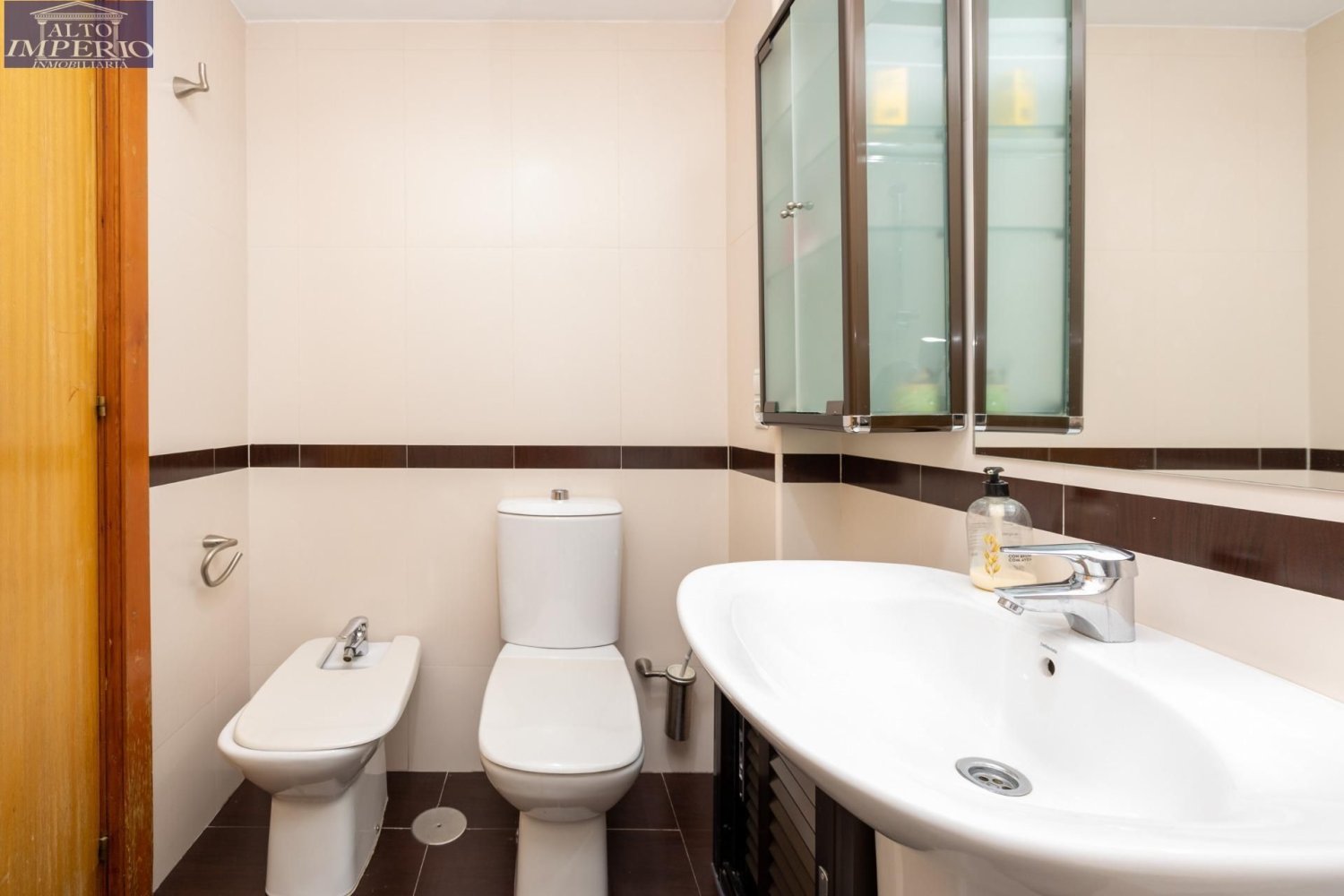 Dúplex de 8 dormitorios en Granada, Spain No. 20950