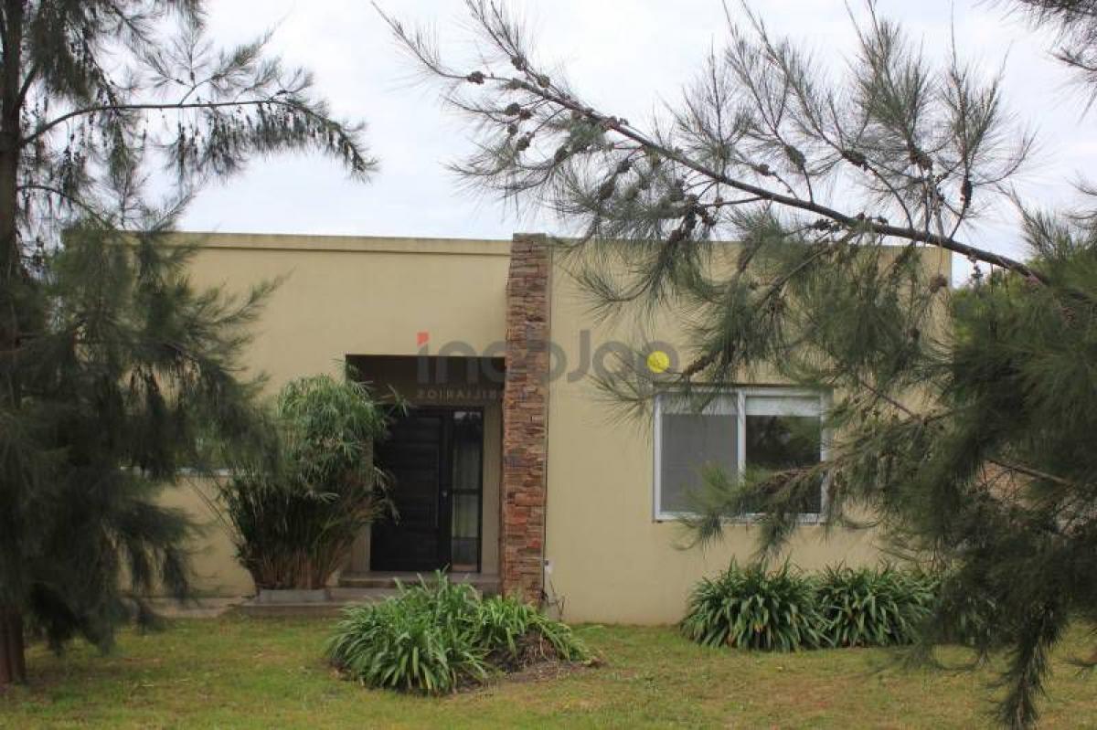 Дом с 3 спальнями в Берасатеги, Аргентина № 71702