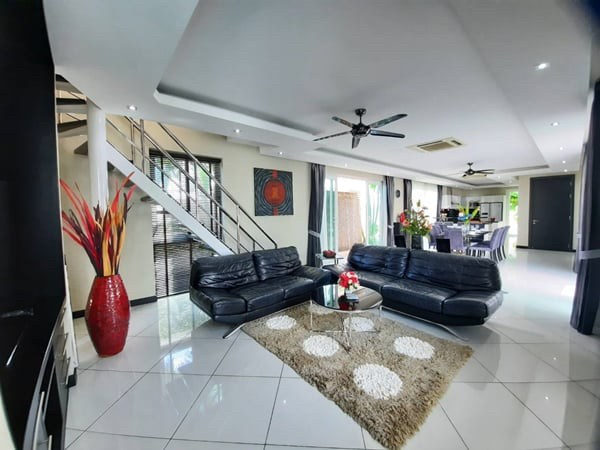 5 bedrooms Villa in Pattaya, Thailand No. 19155