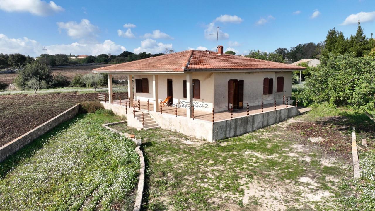 Villa de 4 habitaciónes en Modica, Italy No. 232694