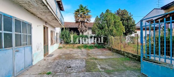 Дом с 8 комнатами в Фрассинето По, Италия № 134071 3