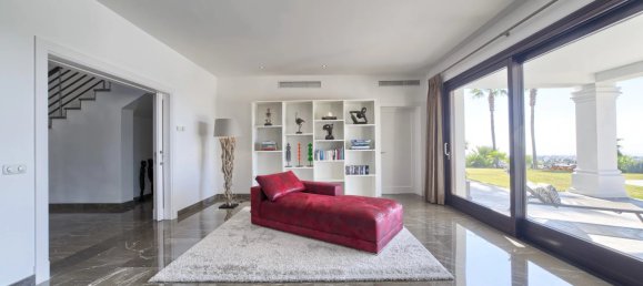 5 bedrooms Villa in Malaga, Spain No. 21077 16