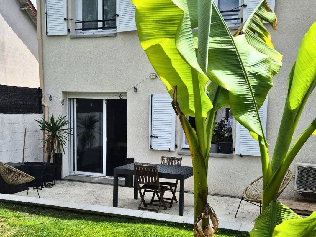 Casa de 4 dormitorios en Vaux-le-Penil, France No. 330612