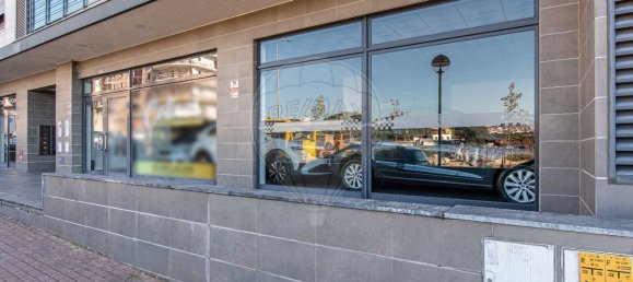 196m² Commercial property in Odivelas, Portugal No. 70694 2