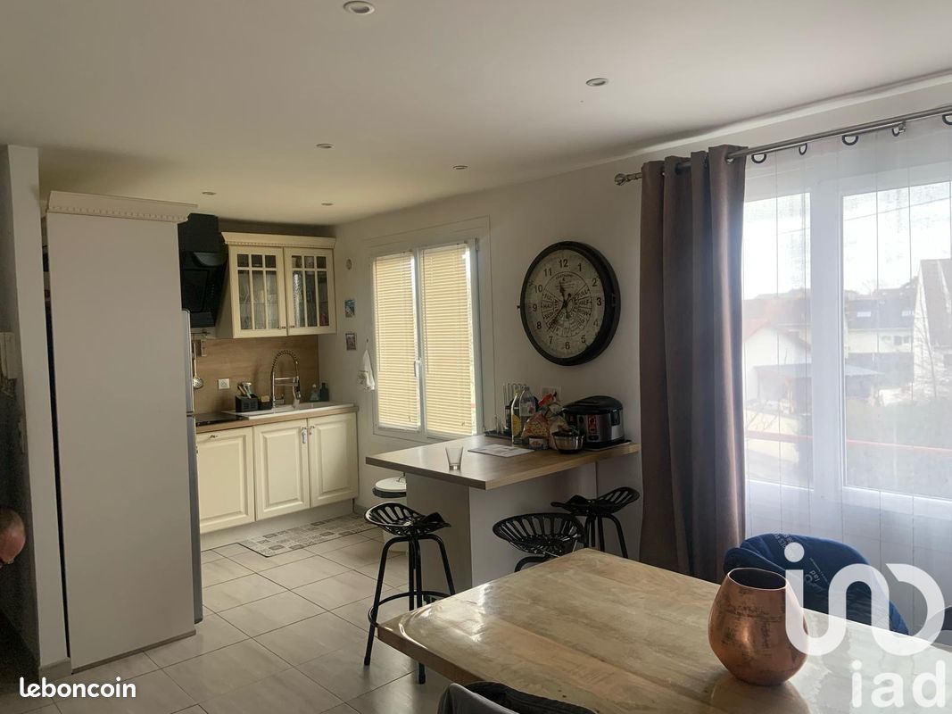 3 rooms Apartment in Sainte-Genevieve-des-Bois, France No. 330375