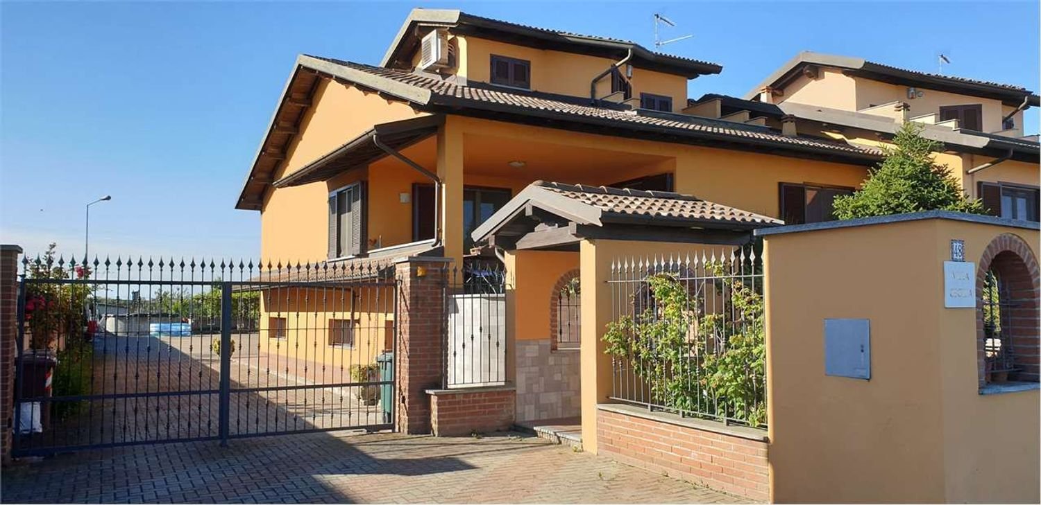 Villa de 4 habitaciónes en Mortara, Italy No. 5777