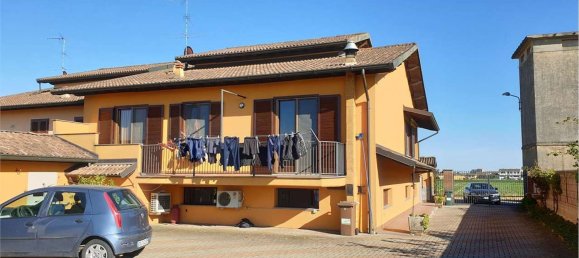 Villa de 4 habitaciónes en Mortara, Italy No. 5777 2