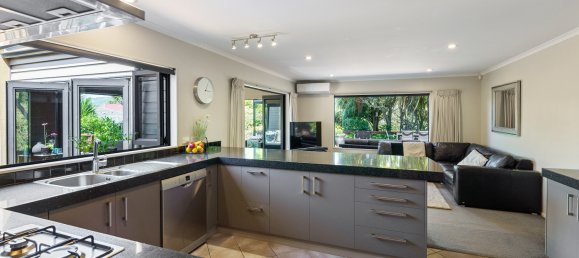 4 bedrooms House in Paraparaumu, New Zealand No. 110 2