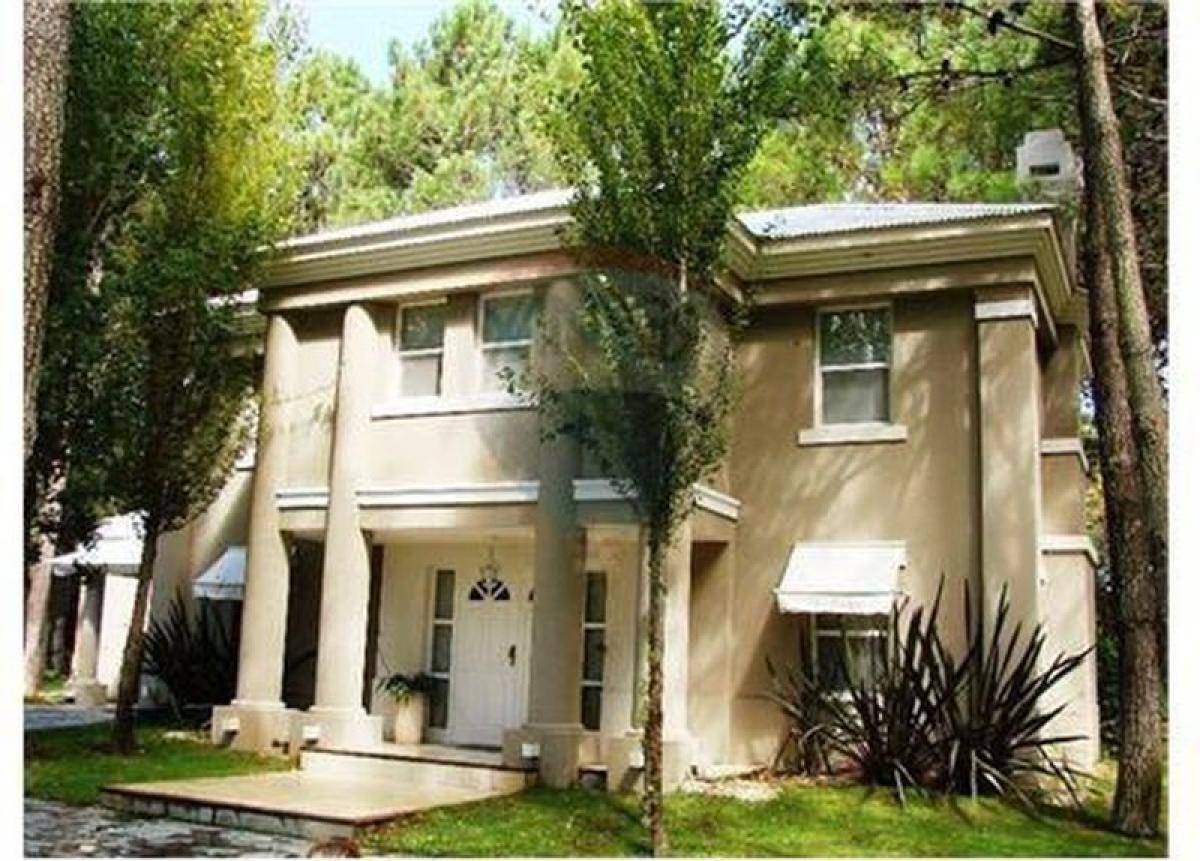 4 bedrooms House in Mar del Plata, Argentina No. 84040