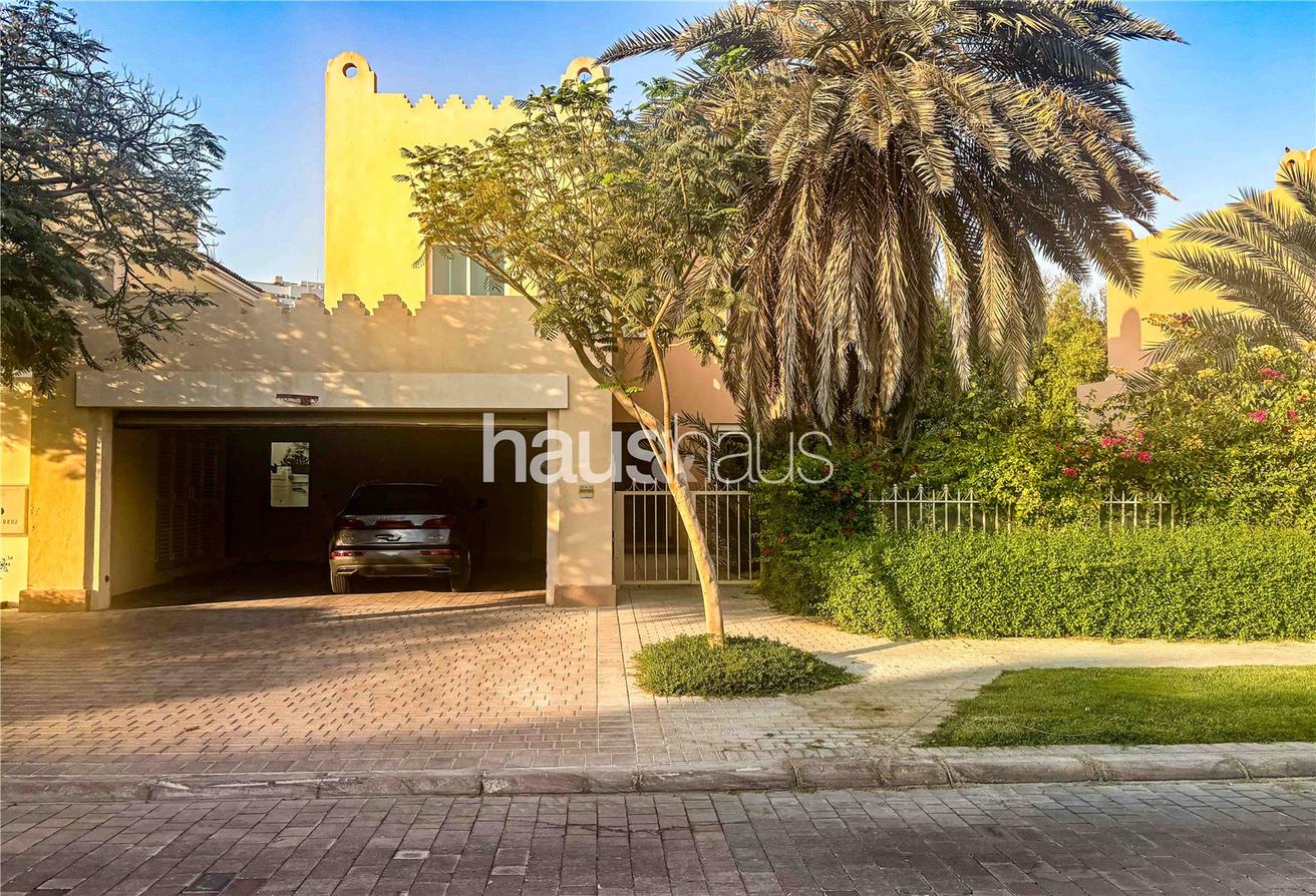 Villa de 5 dormitorios en Dubai Sports City, UAE No. 98562