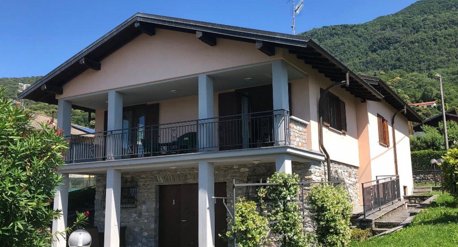 3 bedrooms Villa in Porto Valtravaglia, Italy No. 185762