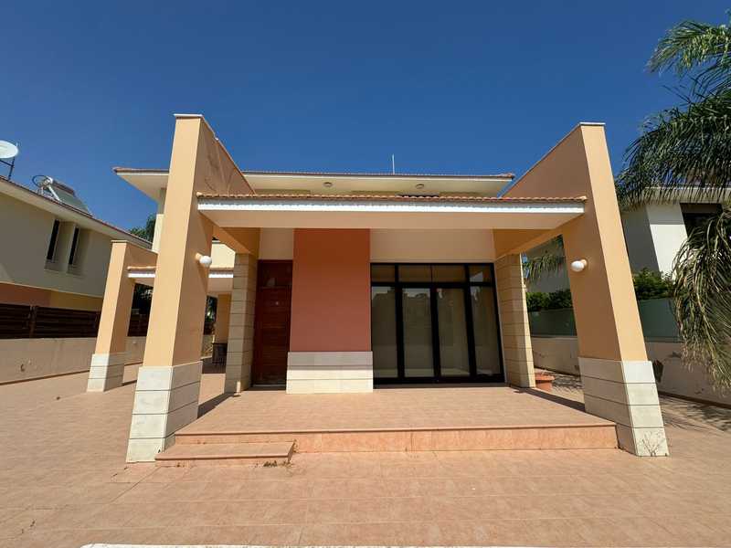 4 bedrooms House in Larnaca, Cyprus No. 13273