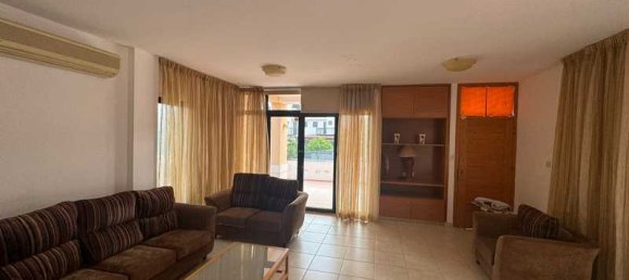 4 bedrooms House in Larnaca, Cyprus No. 13273 9