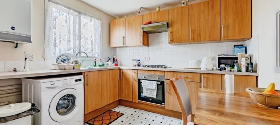 3 bedrooms House in Crawley, United Kingdom No. 6266 2