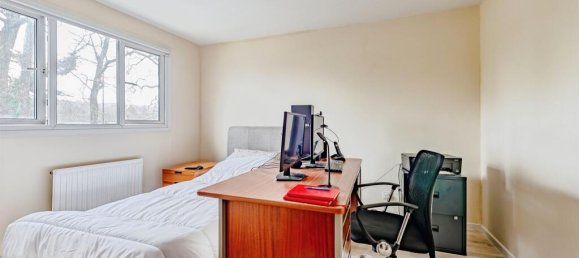 3 bedrooms House in Crawley, United Kingdom No. 6266 9