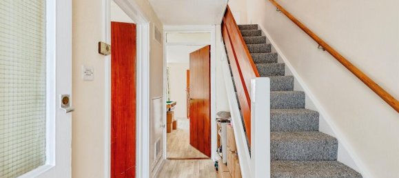 3 bedrooms House in Crawley, United Kingdom No. 6266 3