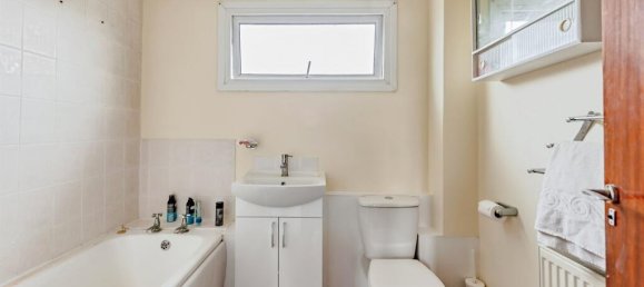 3 bedrooms House in Crawley, United Kingdom No. 6266 11