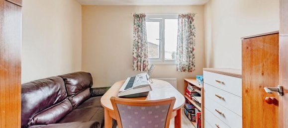 3 bedrooms House in Crawley, United Kingdom No. 6266 10