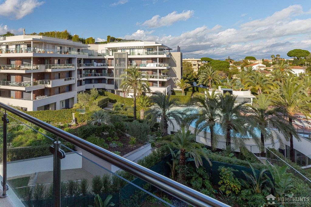3 bedrooms Apartment in Antibes, France No. 247322