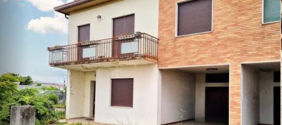 7 rooms Duplex in San Giorgio delle Pertiche, Italy No. 16107 3