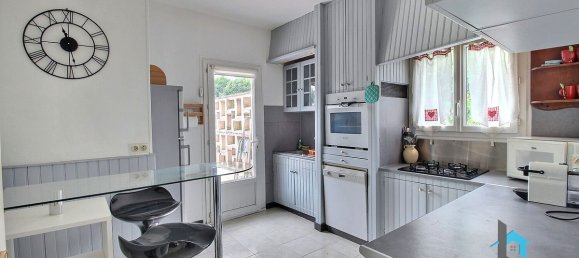 3 bedrooms House in Nogent-le-Roi, France No. 221016 4