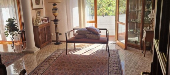 Квартира с 4 спальнями в Модена, Италия № 370522 5