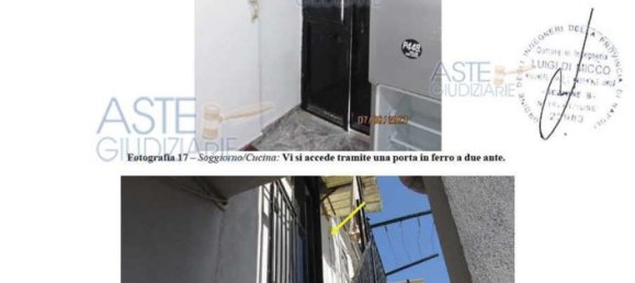 3 rooms Apartment in Naples, Italy No. 10942 8