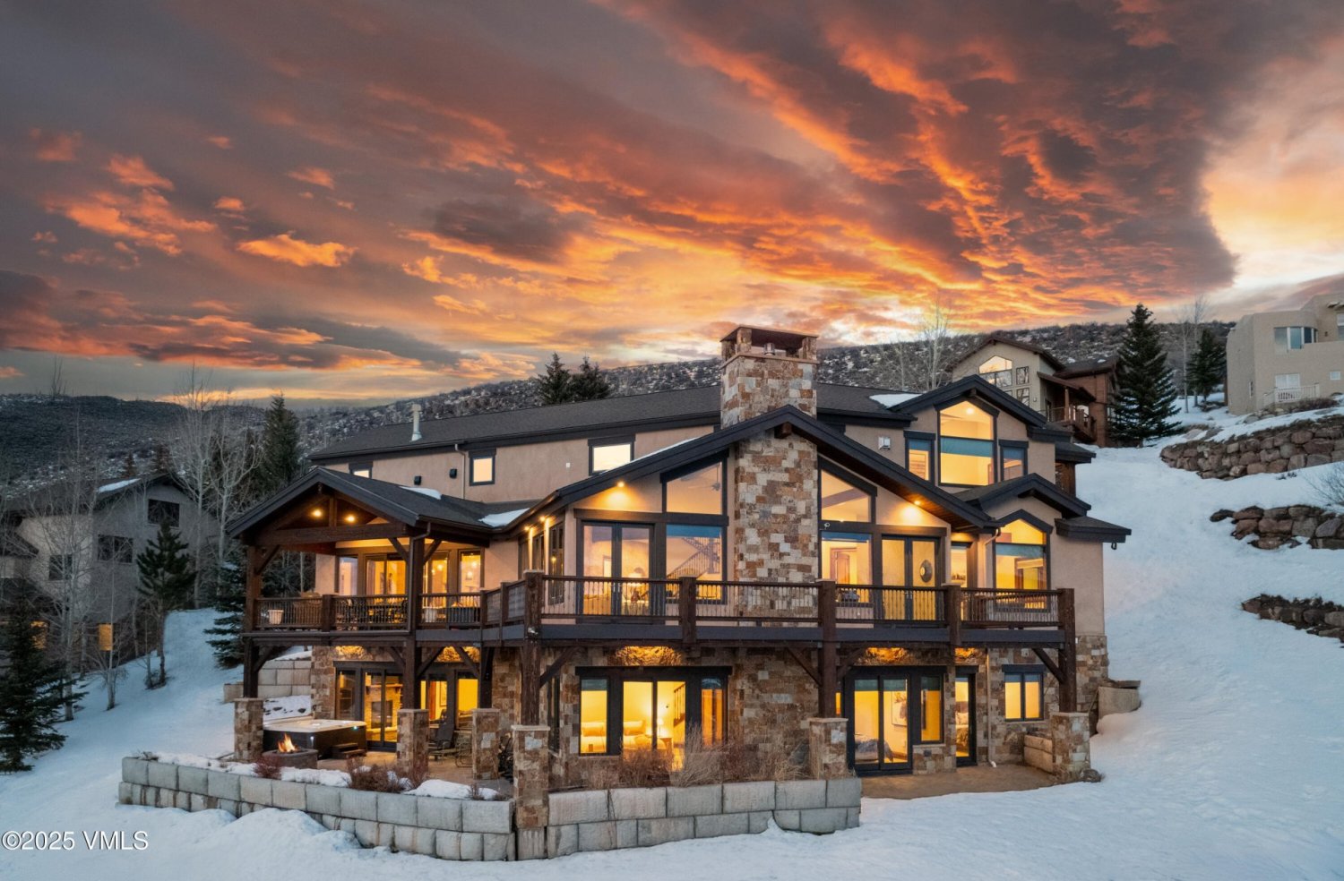 Propiedad comercial de 5 dormitorios en Avon, USA No. 560302