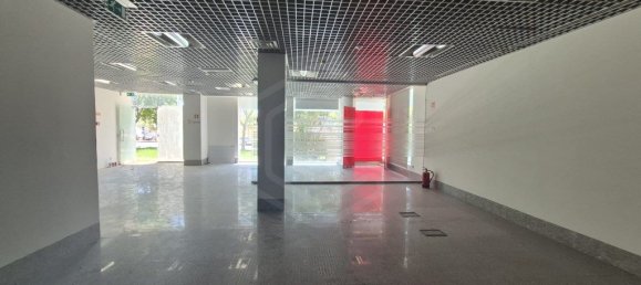 142m² Commercial property in Portimao, Portugal No. 206981 3