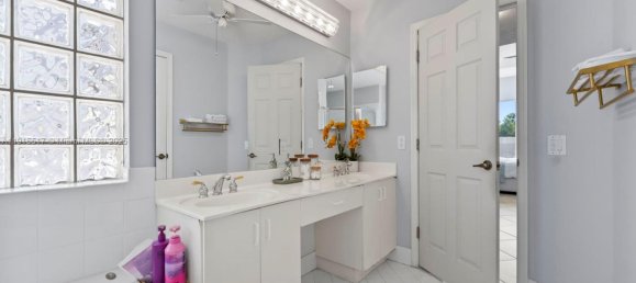 4 dormitorios villa en venta en Miami, Miami-Dade, Florida, USA № 615279 9
