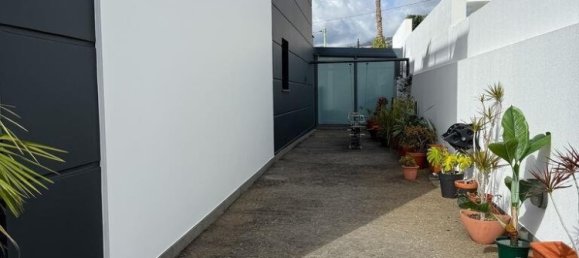 3 bedrooms Villa in Funchal, Portugal No. 101846 2