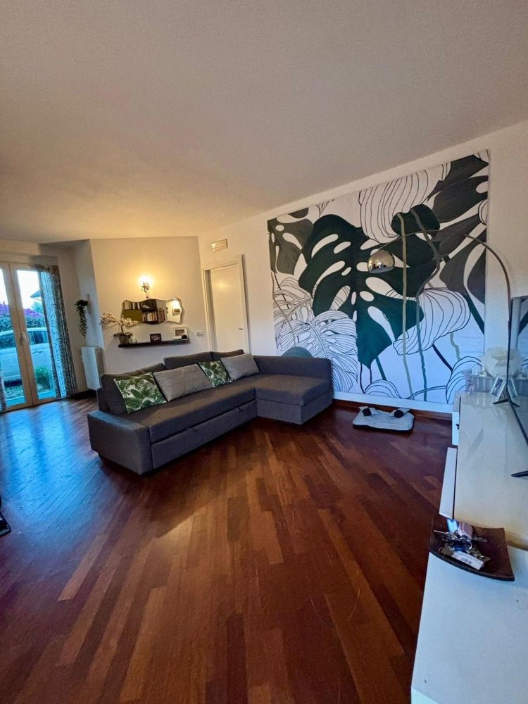 5 rooms Apartment in Massa, Italy No. 273803