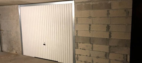  Garage in Paris, France No. 358264 2