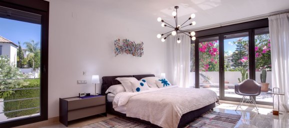 5 bedrooms Villa in Nueva Andalucia, Spain No. 4780 16