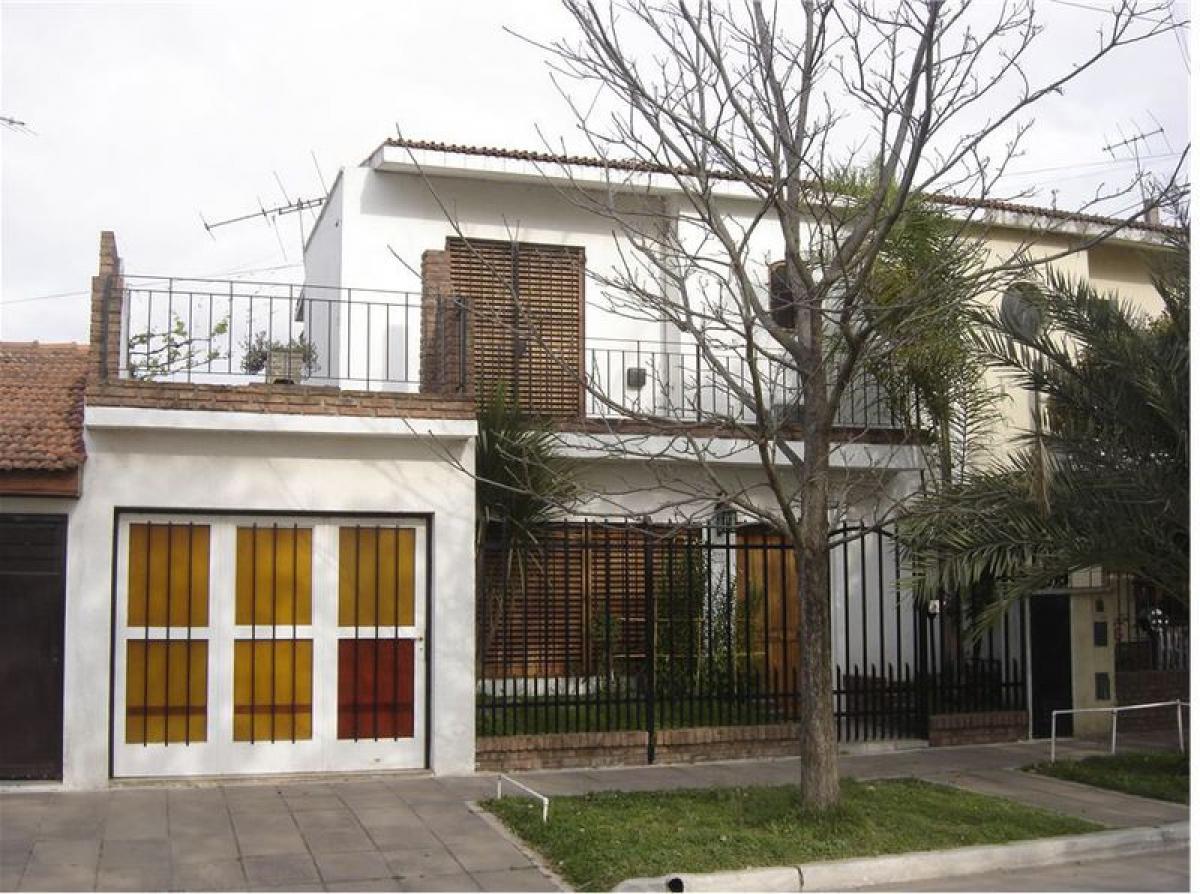 3 bedrooms House in Quilmes, Argentina No. 16610