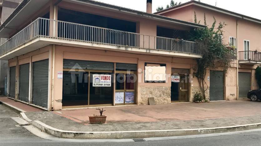 Propiedad comercial de 2 habitaciónes en Fondi, Italy No. 32629