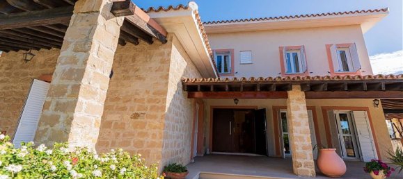 5 bedrooms Villa in Limassol, Cyprus No. 10231 3