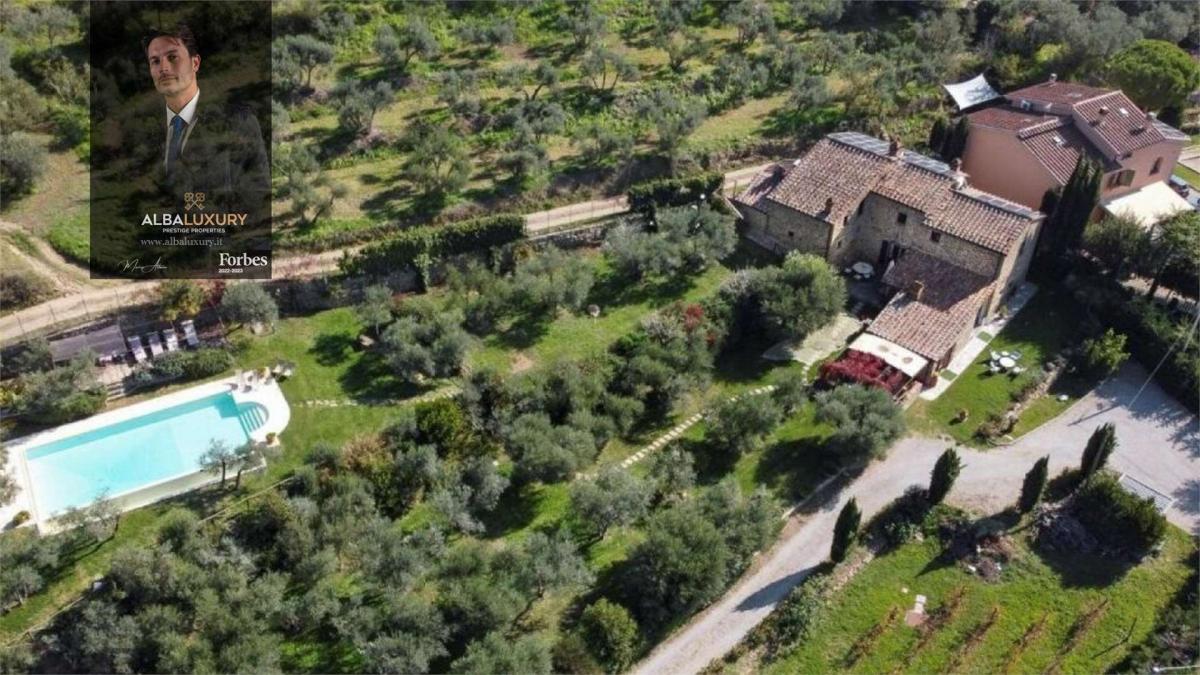 5 bedrooms Villa in Cortona, Italy No. 528