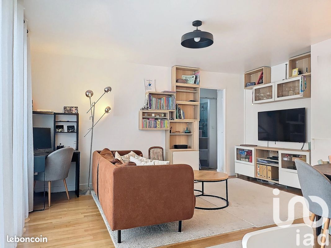 2 bedrooms Apartment in Suresnes, France No. 131408