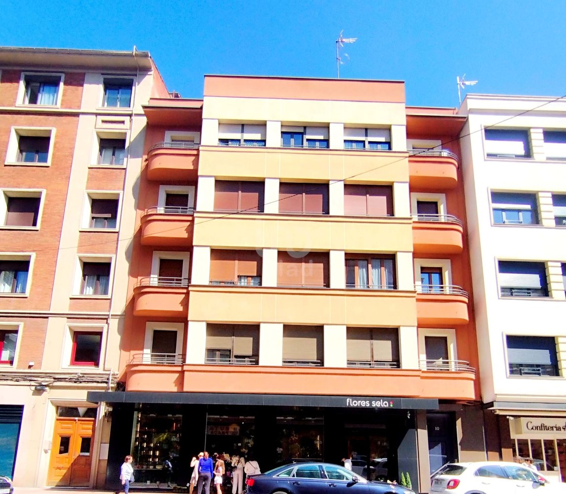 5 bedrooms Apartment in Leon, Spain No. 256028
