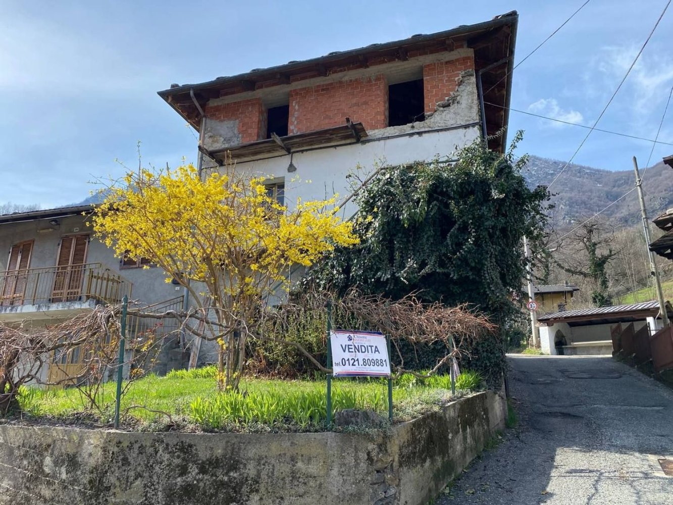 4 rooms House in Inverso Pinasca, Italy No. 90592