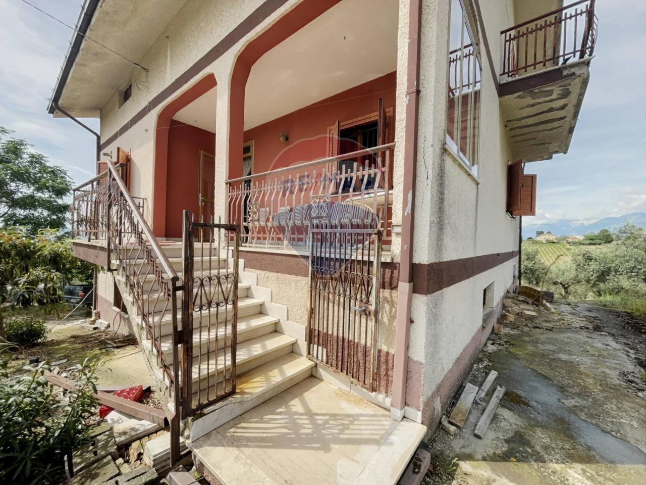 Дом с 8 комнатами в Ланчано, Италия № 177805