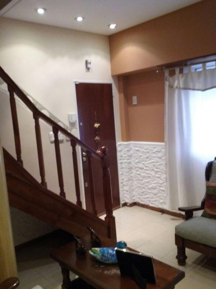 Apartamento de 3 dormitorios en Lanús, Argentina No. 6138