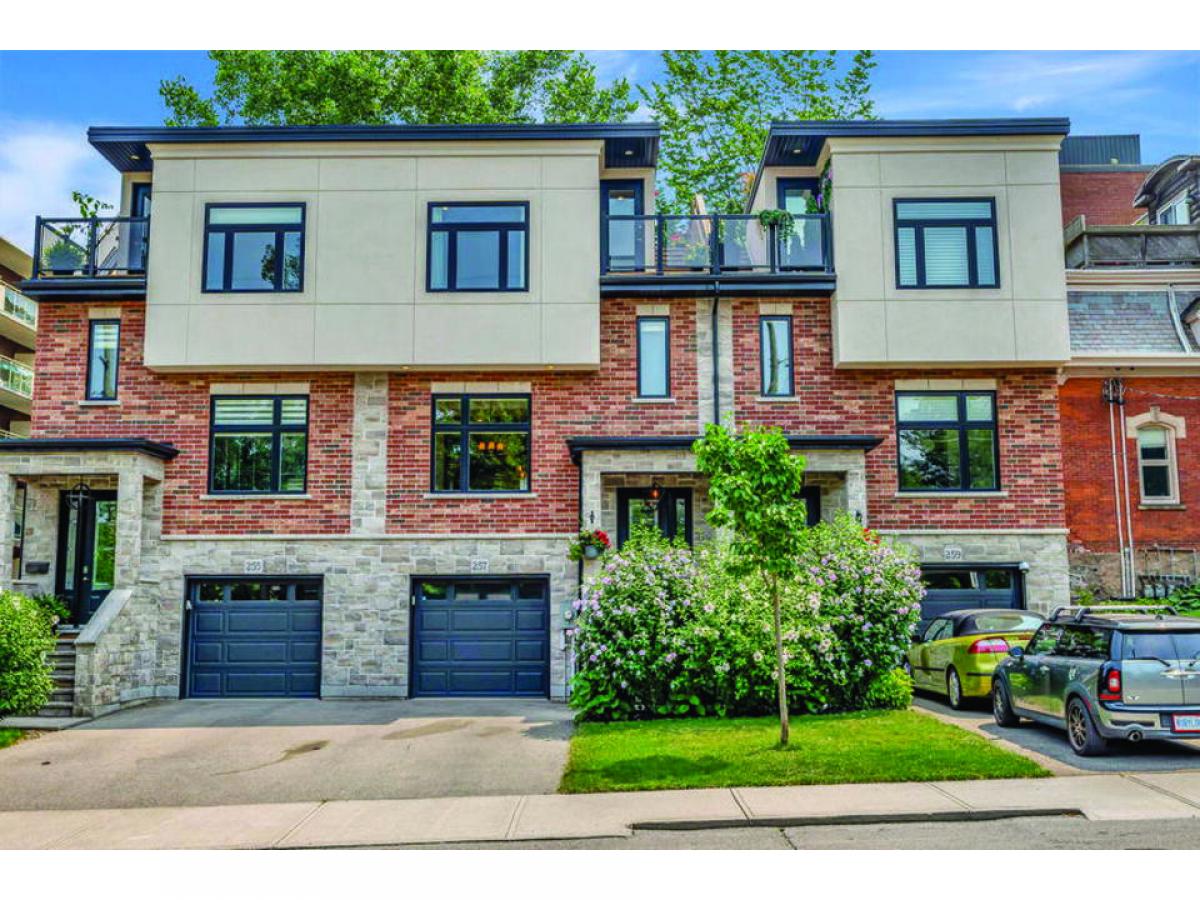 3 bedrooms House in Hamilton, Canada No. 645