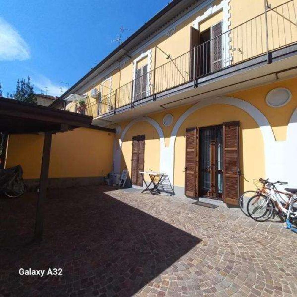 Квартира с 4 комнатами в Чернуско суль Навильо, Италия № 223083