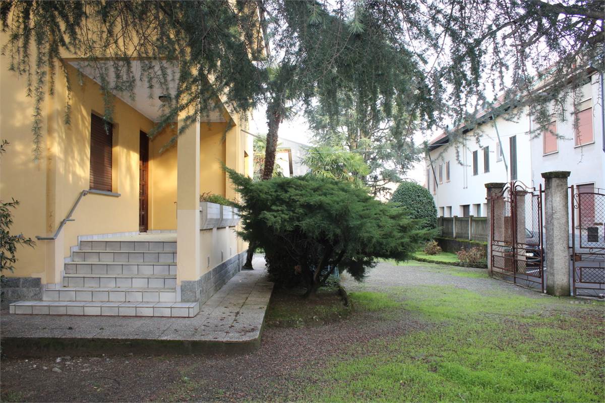 2 bedrooms Apartment in Cesano Maderno, Italy No. 317396