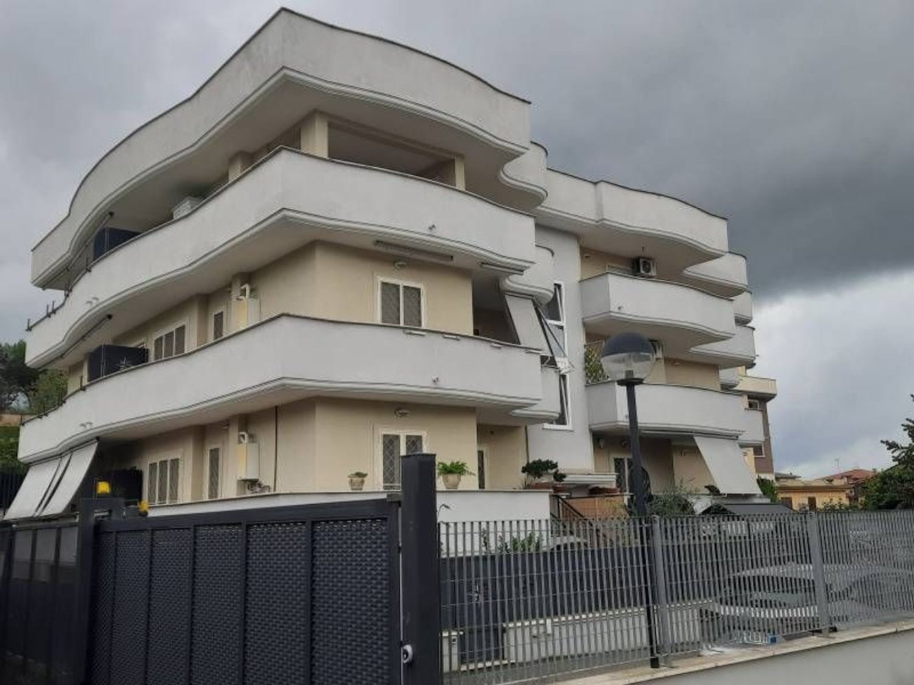 Квартира с 3 комнатами в Рим, Италия № 142907